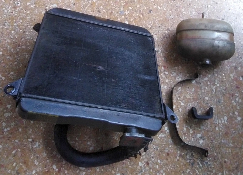 FIAT 128 COUPE' RADIATORE ACQUA MOTORE COMPLETO DI VASCHETTA ED ACCESSORI (517) - Image 1 of 4