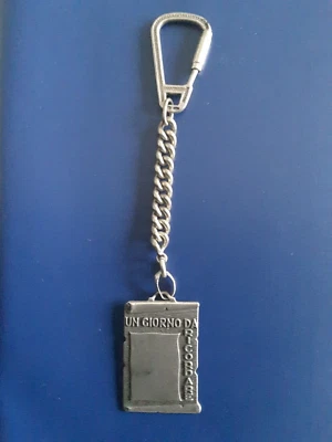 PORTACHIAVI CON CIONDOLO UNOAERRE (ARGENTO800) - UN GIORNO DA RICORDARE -ANNI'60 - Immagine 1 di 4