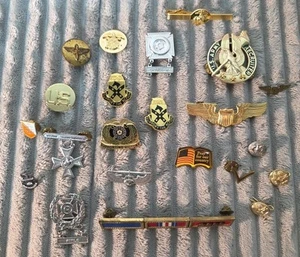 Vtg Lot of Mixed Military Pins & Insignias Wings Sharp Shooter Buttons Recruiter - Picture 1 of 21