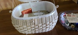 Vintage Dritz ovaler geformter geflochtener Nähkorb Nadelspitze geblümt Deckel - Bild 1 von 6