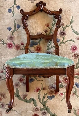 Silla de salón pequeña victoriana antigua con ruedas en las patas delanteras Foto 1 de 4