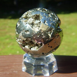 Pyrit Kugel / glänzende goldene Kristallkugel mit freiliegenden Kristallen - Bild 1 von 8