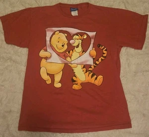 Maglietta Winnie Pooh & Tigger Adulto L Cuore Rosso Amici Disney BluebTag Vintage Usato in ottime condizioni - Foto 1 di 4