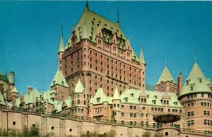 Quebec Canada Chateau Frontenac Landscape Chrome Unposted Postcard - Picture 1 of 2