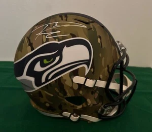 RUSSELL WILSON SIGNIERT/AUTO'D SEATTLE SEAHAWKS RIDDELL TARNFARBEN VOLLE GRÖSSE REP - Bild 1 von 8