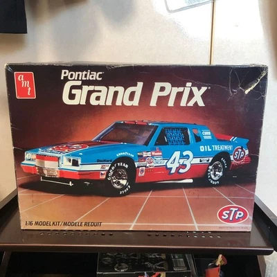 450 AMT Pontiac 1/16 Grand Prix Plastic el STP el Grand Prix Car non assemblata - Immagine 1 di 4