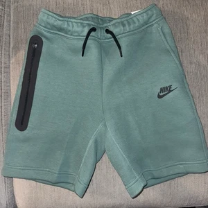 NEW Nike Sportswear TECH Shorts Boys Sz Med Fleece Jogger FD3289-361 Pine Green - Picture 1 of 7