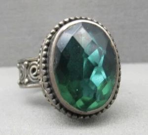 Ring Größe 8 mit grünem facettiertem Stein - Bild 1 von 2