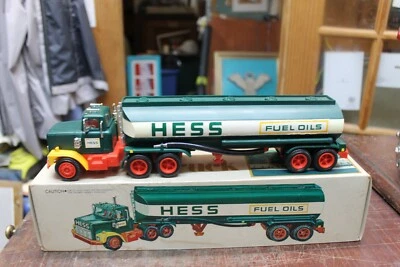 Camión cisterna Hess 1977 en caja luces no funciona la caja de batería está limpia Foto 1 de 4