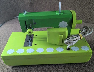 Máquina de coser JC Penney verde y blanca de 3 vías para niños 1972 de colección - juguete retro coleccionista Foto 1 de 4