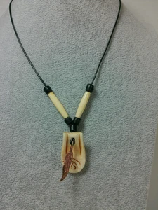 Collar de Cuentas Nativas Boho Cordón Cuero Pluma Tono Cobre Hueso de Búfalo Tallado - Imagen 1 de 9