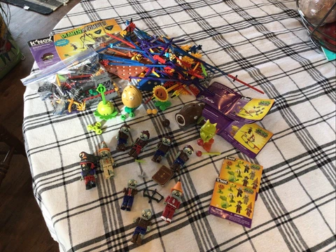 K-NEX PLANTS VS ZOMBIES HUGE AWESOME LOT ASSORTED FIGURES AND PLAYSET PIECES Cover