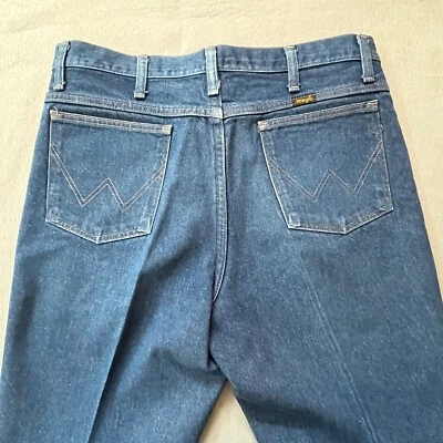 Corte vaquero Wrangler para hombre 33,5-34 X 31 tiro alto corte boot; desgaste rancho; almidonado Foto 1 de 4