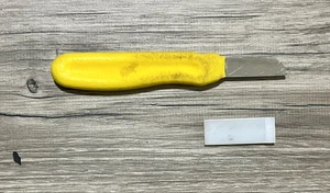 Vintage Buckingham Mfg Co Yellow Fixed Blade Splicing Knife 5 Oz - Picture 1 of 4