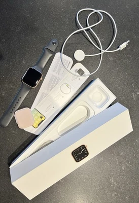 Apple Watch Series 4 GPS + Cellular, 44mm Edelstahlgehäuse, Gold - inkl. Ladekal - Bild 1 von 4