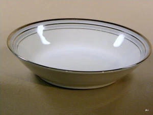Hutschenreuther Selb China Pattern 8444 FAVORITE 3 Coupe Fruit Bowl 5 1/4" - Picture 1 of 5