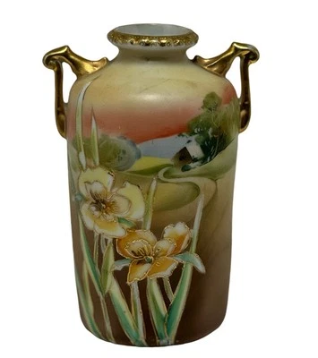 Jarrón Nippon pintado a mano 6 1/4" doble mango iris amarillo antiguo años 1900-40’s Foto 1 de 4