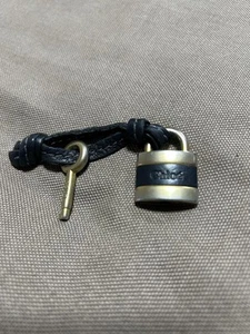 Chloé Schlüsselanhänger Schlüssel Charms Schloss Vorhängeschloss Logo Damen gebraucht aus Japan - Bild 1 von 5