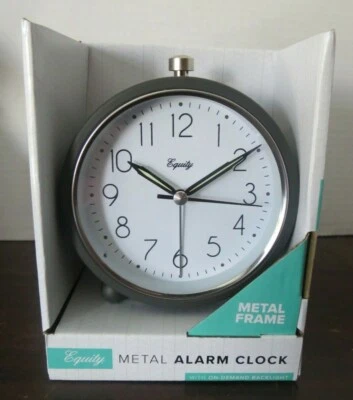 Reloj despertador Equity de metal marco de metal plateado con esfera iluminada retroiluminada bajo demanda Foto 1 de 4