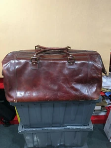 ETIENNE AIGNER VINTAGE BURGUDY FULL LEATHER UNISEX CARRY ON STYLE GYM BAG - Picture 1 of 7