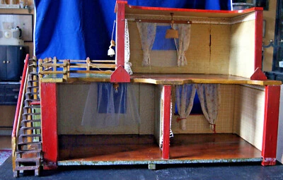 Antikes Puppenhaus, elektrifiziert, 3 Zimmer, großer Balkon, WC unter der Treppe - Bild 1 von 4