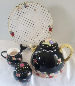 Mary Engelbreit Cottage Rose Teekanne Set - Zuckerdose, Milchkännchen & Teller schwarz geblümt - Bild 1 von 24
