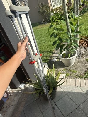 Muletas de aluminio para axilas McKesson para adultos - 5,2 a 5,10 pies Usuario Foto 1 de 4