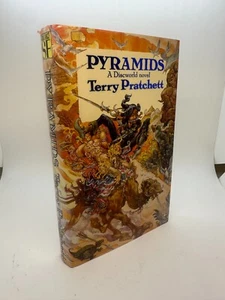 UK 1st/2nd Pyramids by Terry Pratchett 1989 Gollancz Hardcover Discworld - Picture 1 of 10