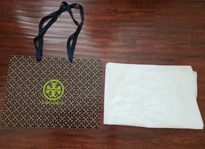 Глянцевая бумажная подарочная сумка Tory Burch с логотипом Iconic размер 16 x 12 x 6 дюймов 4 папиросные бумаги - Изображение 1 из 4