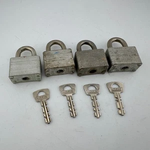 Lot of 4 Vintage Master Locks Padlocks - Keyed Alike - Foto 1 di 6