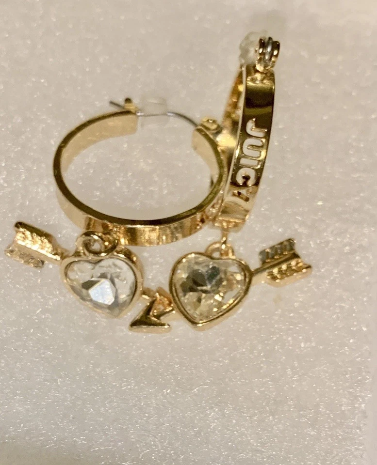 Pendientes de aro gruesos en tono dorado Juicy Couture con colgante de flecha de corazón de cristal JC Foto 1 de 4