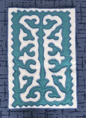 TAPETE SHYRDAK AUTÊNTICO FEITO À MÃO DE FELTRO QUIRGUIZ LÃ NATURAL - APROX 25" x 36" - Imagem 1 de 4