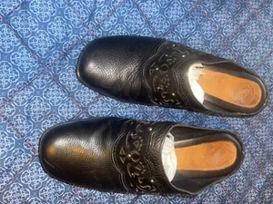 NURTURE SLIP ON BLACK LEATHER CUT-OUT/BEADED SHOES size 6M BRIDGETTE PRE-OWNED - Picture 1 of 5