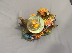 DISNEY'S Pooh Blustery Day Fallen Treehouse Musical Snow Globe. REDUCED PRICE!! - Bild 1 von 5