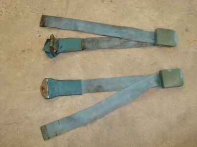 CINTURONES DE SEGURIDAD TRASEROS ORIGINALES FORD MUSTANG 1966 TURQUESA FASTBACK 289 GT Foto 1 de 2