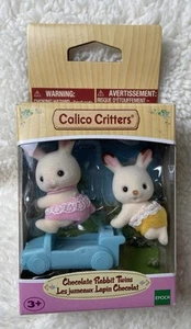 Neu im Karton Schokoladenhase weißer Hase ZWILLINGE Calico Critters beflockte Figuren - Bild 1 von 3