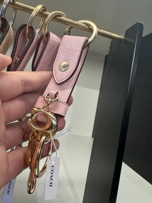COACH CZ088 Gatillo Bolsa a Presión Dije Polvo Rosa Llavero FOB Foto 1 de 3