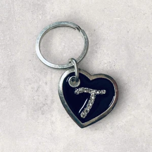 Llavero T Corazón Llavero Negro Esmalte Tono Plateado - Imagen 1 de 2