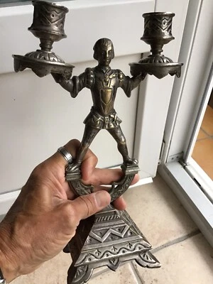 Ancien Bougeoir Bronze Argenté Un Moyenageux Qui Porte Les Flambeaux  - Photo 1/4
