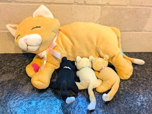 Manhattan Giocattolo Infermieristica Nina Gatto Nutrire Giocattolo Morbido Peluche Gattini Magnetico - Foto 1 di 9