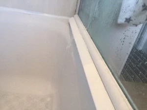 DUSCHTÜRSCHIRM WASSERDICHTUNG WASSERUMLEITUNG FÜR BADE- ODER DUSCHKABINE - Bild 1 von 11
