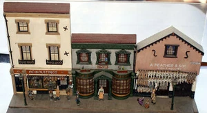 3 verschiedene Geschäfte V1 Set UNBEMALT OO Maßstab Langley Modelle Kit 1/76 Gebäude - Bild 1 von 2