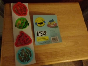 LOTE DE 4 NOVEDAD NAVIDAD EMOJI CORTADORES DE GALLETAS POOP CORAZÓN PAN DE JENGIBRE HOMBRE SMILEY - Imagen 1 de 7