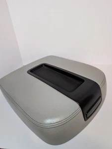 OEM ๐ฅ07-14 Chevrolet Yukon Tahoe Suburban Arm Rest Console Lid Armrest Gray - Picture 1 of 15
