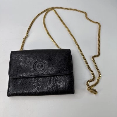 Cartera bandolera Albert Nipon de cuero negro con correa de cadena dorada pequeña Foto 1 de 4