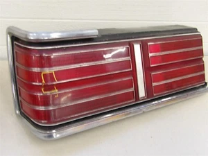 LH MONTAJE DE LÁMPARA DE LUZ TRASERA LADO CONDUCTOR DODGE DIPLOMAT 1979 2 PUERTAS *VERIFICAR* - Imagen 1 de 7