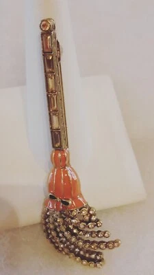 Prendedor de cristal HEIDI DAUS "Hearth Essentials" (esmalte naranja escoba de bruja) Foto 1 de 4