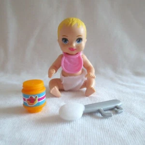 NUEVO 2018 Barbie Skipper Niñera Muñeca Bebé con Pañal Pechera Comida Paño Cuchara - Imagen 1 de 1