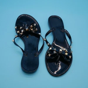 Lia Schleife Nieten flache Jelly Zehenstegsandale-Rouge schwarz Größe 7 NEU ohne Karton - Bild 1 von 3