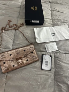 CARTERA MCM SOLAPA DOS PLIEGUES COLOR CHAMPAGNE DORADO GRANDE - Imagen 1 de 8